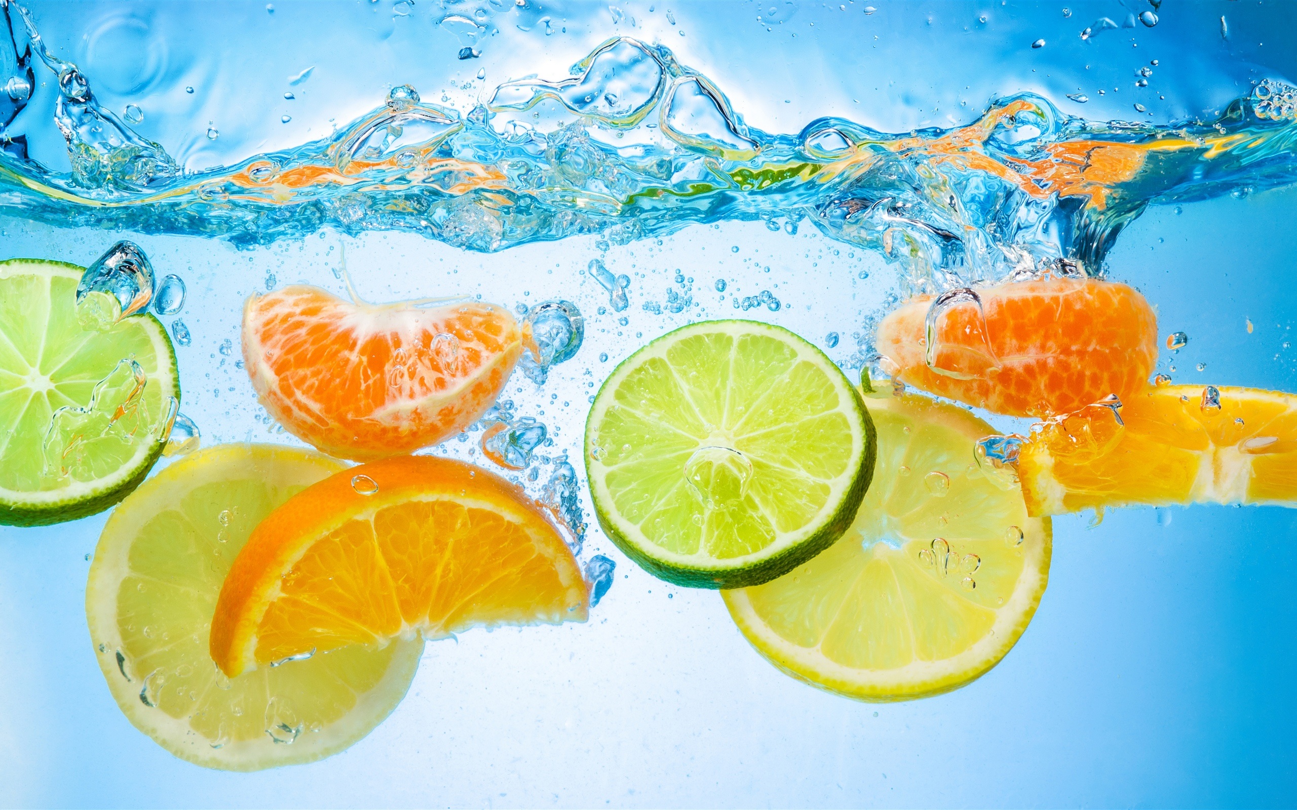 Fruit-cut-piece-water-citrus-close-up_2560x1600