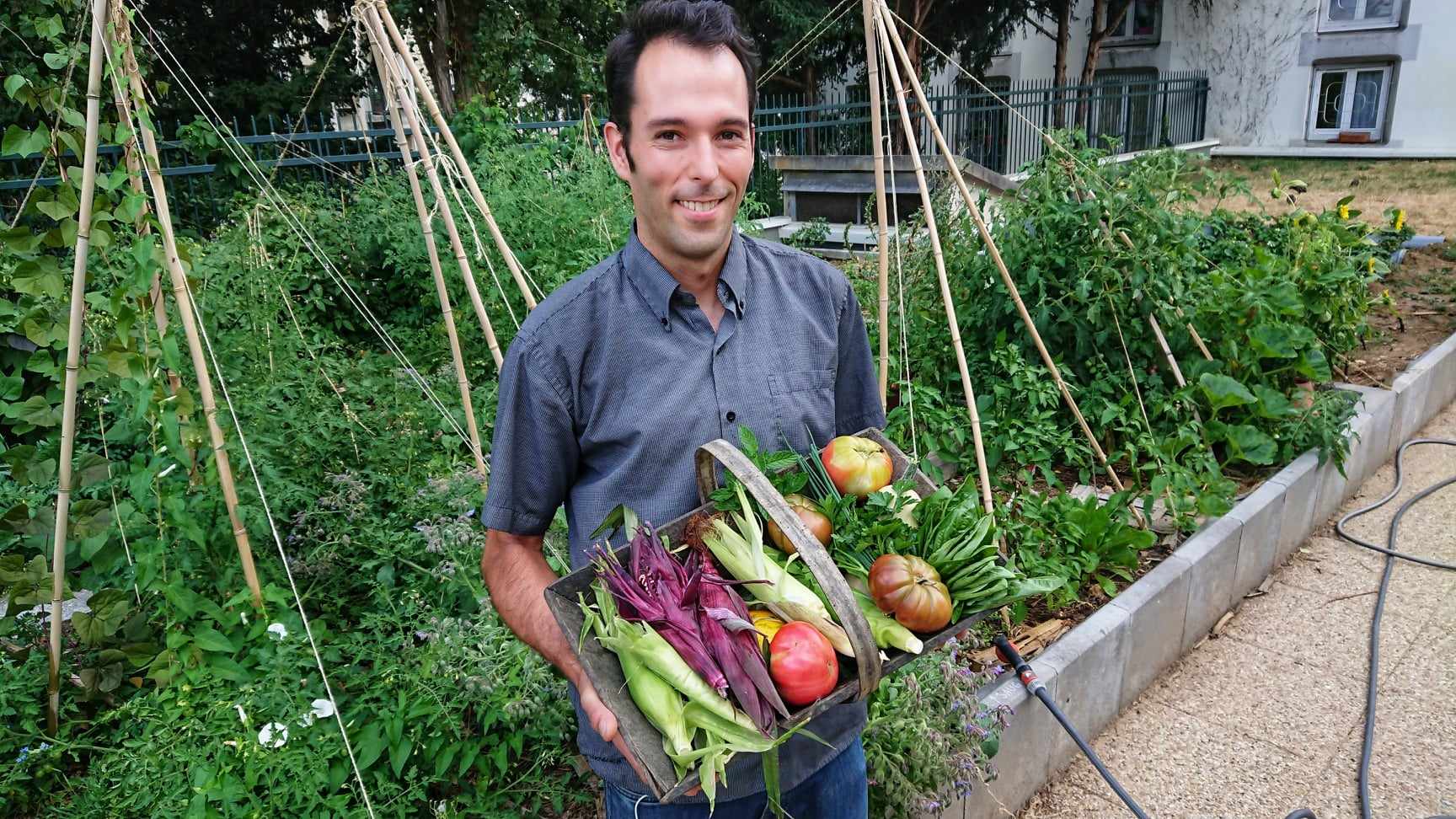 ジュリアンさん野菜を持っている写真